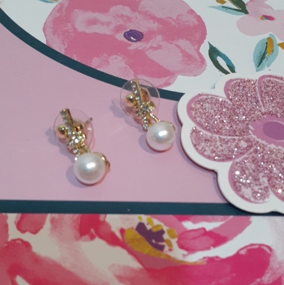 Pearl and Diamond Stud Earrings - Picture 2 of 9